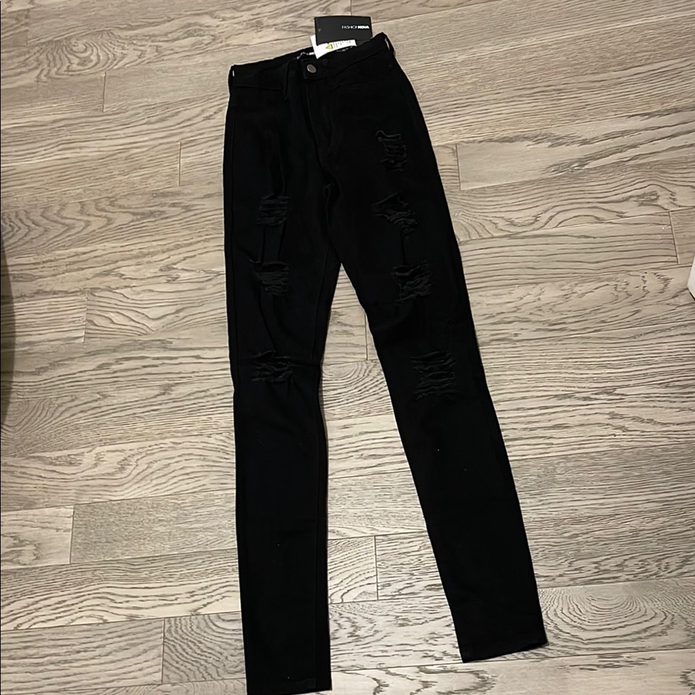 NEW. NWT. Fashion Nova Black High Rise Jeans. Size 1. Stretch